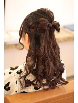 レアリス ヘアーデザイン(REALIS hair design) リボンでまとめるハーフアップ