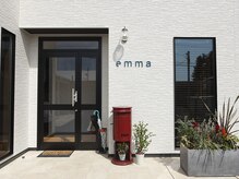 エマ ヘア アンド ライフデザイン(emma hair & life design)の雰囲気（モダンな建物の入口に『emma』のロゴと赤いポストが目印★）