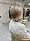 【mee.】ヤジマ　ブリーチカラー　耳掛けショートヘア