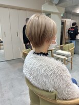 ミィ 表参道(mee.)&nbsp;【mee.】ヤジマ　ブリーチカラー　耳掛けショートヘア