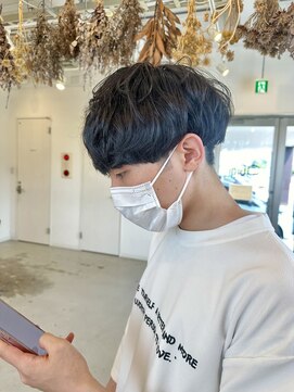 ジジ 宇都宮(Gigi) ダークアッシュ/アッシュブラック/カルマパーマ/ベリーショート