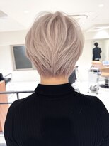 アマレット(Amaretto) ショートボブ×ホワイトカラー