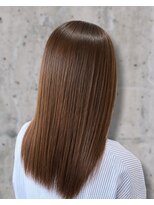 カットワークススリックバイフェローズ(CUT WORKS SLICK by fellows)&nbsp;広がりを抑えて柔らかくまとまる艶髪ストレート
