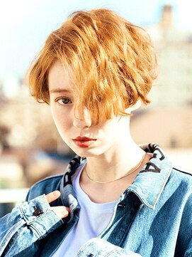 金髪ショートボブ