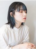 重めレイヤーとブルーでクールで抜け感のある大人可愛いスタイル