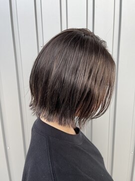 西本整髪 外ハネ×ブリーチカラー　ダークアッシュグレー