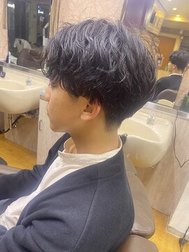 ヘアーイチヨンイチ(Hair 141) メンズパーマ、センターパートスタイル