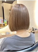 タッセルボブ長めボブ外ハネボブミルクティーベージュハイトーン