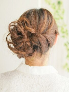 ヘアメイク ナル(hair make nalu) 耳後ろにまとめたシニヨン