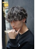 渋谷メンズハイライトカラー緩め波巻きスパイラルパーマ