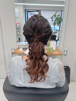 大人可愛いゆるふわポニーテール