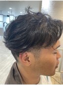 強い癖毛を活かしたメンズセンターパート