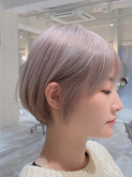 ストレータ バイ マリオ(Strata by mario) 耳掛けショートボブ×ホワイティーラバージュ