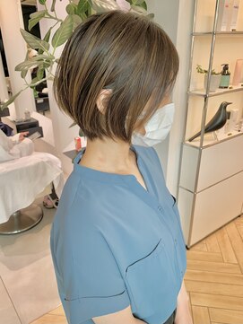 ステアケース 武蔵小杉店(stair:case) 大人かわいいハイライトカラーベージュ丸みショートボブ耳かけ