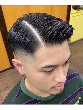 ヘアーパークキューブ サイドパートスキンフェード