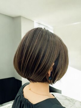 ポノ(Pono) 白髪ぼかしハイライトボブ前下がりショートボブ伸ばしかけ