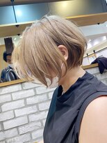 アヴァロン(AVALON) 大人ショートボブ、白髪ぼかしハイライト、丸みくびれ【BISA】