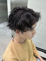 フィフス 天神大名(fifth)&nbsp;センターパートニュアンスパーマツーブロックメンズパーマ束感