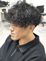 ヒュイル バイ ニアウ(Hwyl by Niau) メンズマッシュパーマ波巻スパイラルパーマツーブロック眉毛