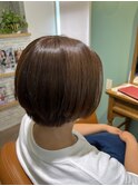 丸いシルエットのショートボブスタイル