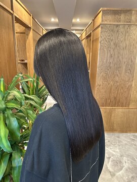 自然に艶めく地毛風ダークブラウンカラー