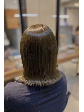 ニーイチイチ(211) ボブ/オリーブグレージュ