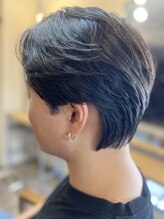 自然にボリュームを抑えるダウンパーマ