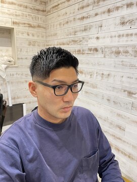 アンソレイユ ヘアー ガーデン(ensoleille hair garden) ラフサイドパートxスキンフェード