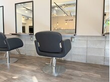 アピューズ ヘアー 西宮北口(Apiuz Hair)の雰囲気（山手幹線沿いなのに、店内は静かで落ち着いた雰囲気）