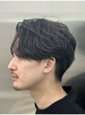 メンズ刈り上げ前下がりセンターパート毛流れシャドウパーマ