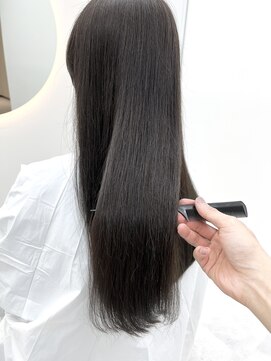 シア(XIA) 暗髪ストレートヘア