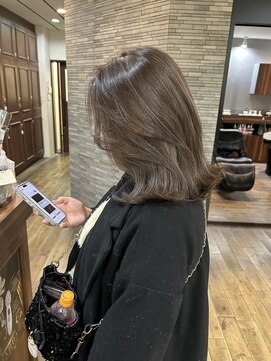 ミラ(MIRA) ハイライトカラー／グレージュカラー／くびれスタイル