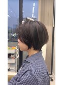 根元からふわっと立ち上がるショートヘア
