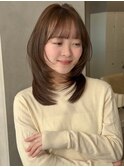 美髪鎖骨ミディアムレイヤーカットぱっつん前髪オリーブベージュ