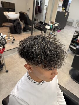 イーラ アメ村店(era) メンズパーマホワイトメッシュツイスパバロックパーマ