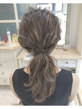 ヘアーアンドメイク キュアー(hair&make cure) オシャレなローポニーテール