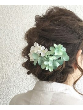 フェリシータ 服部店(felicita) 編み込みルーズアップ×花飾り