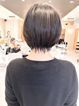 シシ 大宮(She 2.) 耳掛けショートボブ/襟足束感ショート/アッシュベージュ