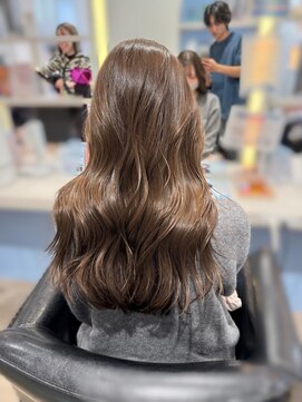 フロート ウラ(FLOAT ula) ワンカラーでできるヘーゼルベージュ