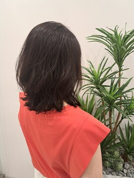 アイコニックナゴヤ(AIconic nagoya) ミディアムウルフ/ひし形/ローレイヤー/外ハネ(by木村)