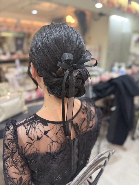 ソレイユミュー トロワ リボンを添えたまとめ髪のヘアセット