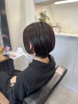 ジーニー(GeeNY)&nbsp;レイヤーカットで毛流れのある大人かっこいいショートボブ