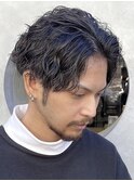 ツイストスパイラルパーマメンズセンターパートかき上げヘア