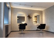 サロンドベルエクラ(Salon de belle Eclat)の雰囲気（シンプルで落ち着いた雰囲気のカットブース）