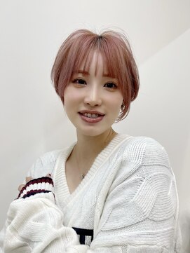 イヴォークトーキョーオーサカ(EVOKE TOKYO osaka) 丸み 耳かけ おしゃれ ショート ピンクカラー ブリーチ