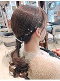 お呼ばれヘアアレンジローポニーテール顔周りブラウン
