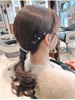 マニス(manis)&nbsp;お呼ばれヘアアレンジローポニーテール顔周りブラウン