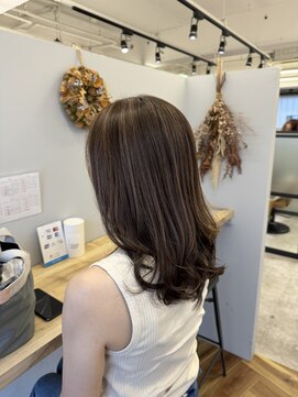 リジー(Litzy) ナチュラルハイライトで動きのあるカラー【三國麗奈】