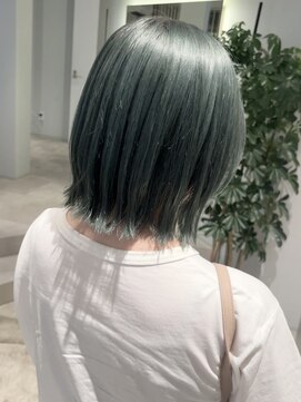 ケリーアン 太田(kelly.un) オリーブカラー / ハイトーンカラー / くびれボブ /切りっぱなし