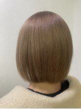 パサつきはナシ。大人のハイトーンは「艶」が命。トリートメント付きメニューで極上の手触り